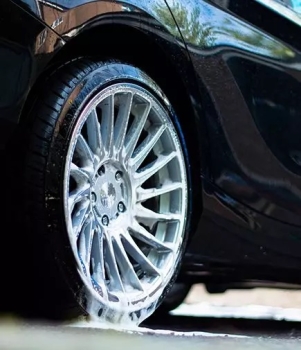 Preview: AutoGlanz Alkalloy – Hochkonzentrierter Felgenreiniger Anwendung