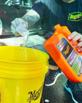 Preview: Meguiars Hybrid Ceramic Wash & Wax Dosierung im Wascheimer
