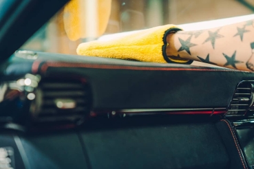 Preview: Meguiars Detailing Mitt Anwendung am Cockpit