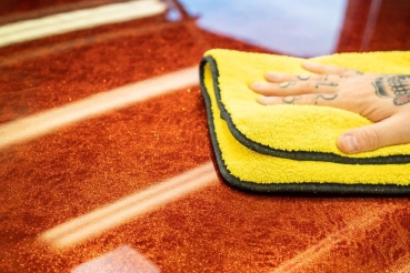 Preview: Meguiars Mikrofasertuch Supreme Microfibre Finishing Towel V2 Anwendung lack