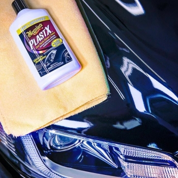 Preview: Meguiars PlastX ausgepackt mit Tuch auf Motorhaube