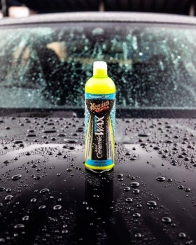 Preview: Meguiars Hybrid Ceramic Liquid Wax Flasche auf Motorhaube