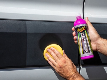 Preview: Meguiars Hybrid Ceramic Trim Restorer Anwendung am Auto