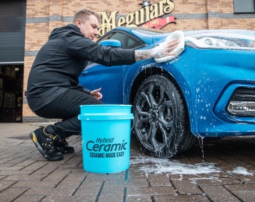 Preview: Meguiars Hybrid Ceramic Blue Bucket Wascheimer im Einsatz