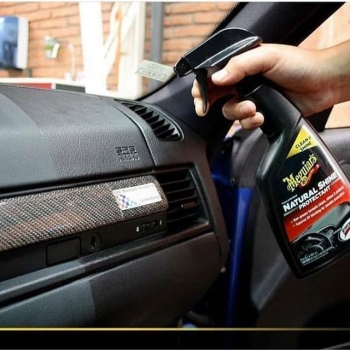 Preview: Meguiars Natural Shine Protectant Anwendung am Cockpit