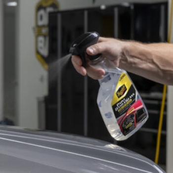 Preview: Meguiars Paint, Dash & Glass Inside & Out Detailer Anwendung aussen