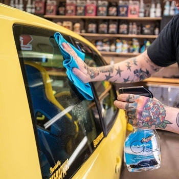 Preview: Meguiars Perfect Clarity Glass Cleaner Glasreiniger 473ml Preview: Meguiars Perfect Clarity Glass Cleaner Anwendung