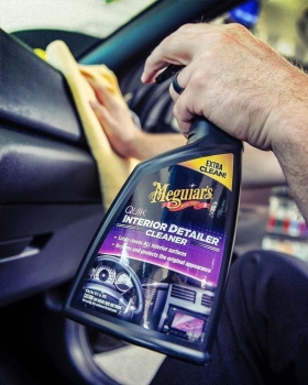 Preview: Meguiars Quik Detailer Interior Anwendung am Armaturenbrett