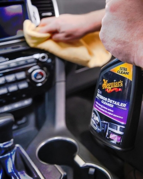 Preview: Meguiars Quik Detailer Interior Anwendung an Mittelkonsole