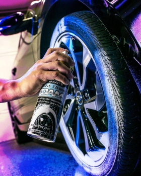 Preview: Meguiars Ultimate Tyre Shine Foam  Anwendung am Reifen