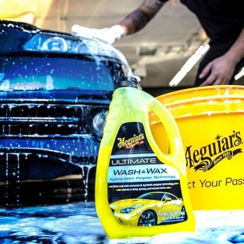 Preview: Meguiars Ultimate Wash & Wax stehend vor Auto