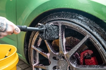 Preview: Meguiars Supreme Wheel Brush Large Anwendung an Felge