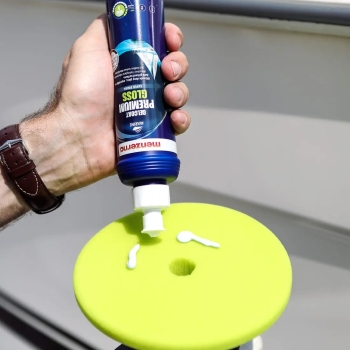 Preview: Menzerna Gelcoat Premium Gloss - Hochglanz Bootpolitur 250ml Anwendung