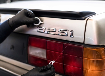 Preview: Soft99 Emblem Remover Kit Emblem Schriftzug Entferner Anwendung