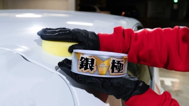 Preview: Soft99 Extreme Gloss Kiwami Wax Light Anwendung am Auto