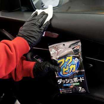 Preview: Soft99 Fukupika Dashboard Cleaning Wipes Anwendung