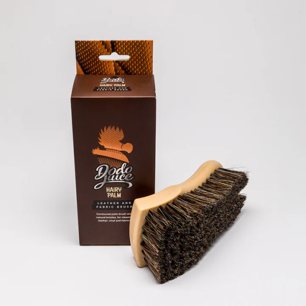 Dodo Juice Hairy Palm - Leder-, Vinyl- und Stoff-/Polsterbürste - Naturborsten für eine sanftere Reinigung Dodo Juice Hairy Palm - Leder-, Vinyl- und Stoff-/Polsterbürste - Naturborsten für eine sanftere Reinigung