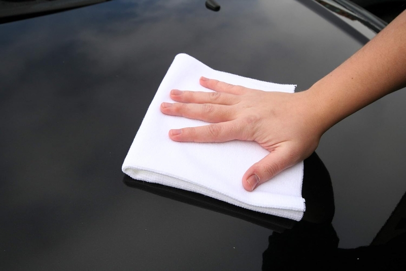 Tuch Anwendung am Auto
